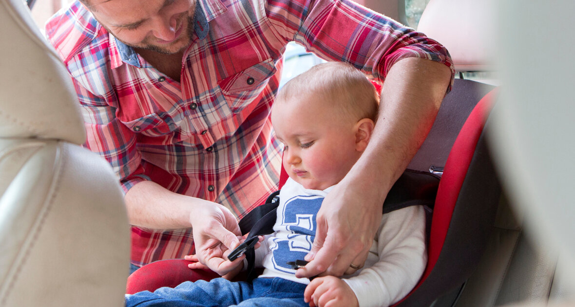 biedronka pieluchomajtki pampers